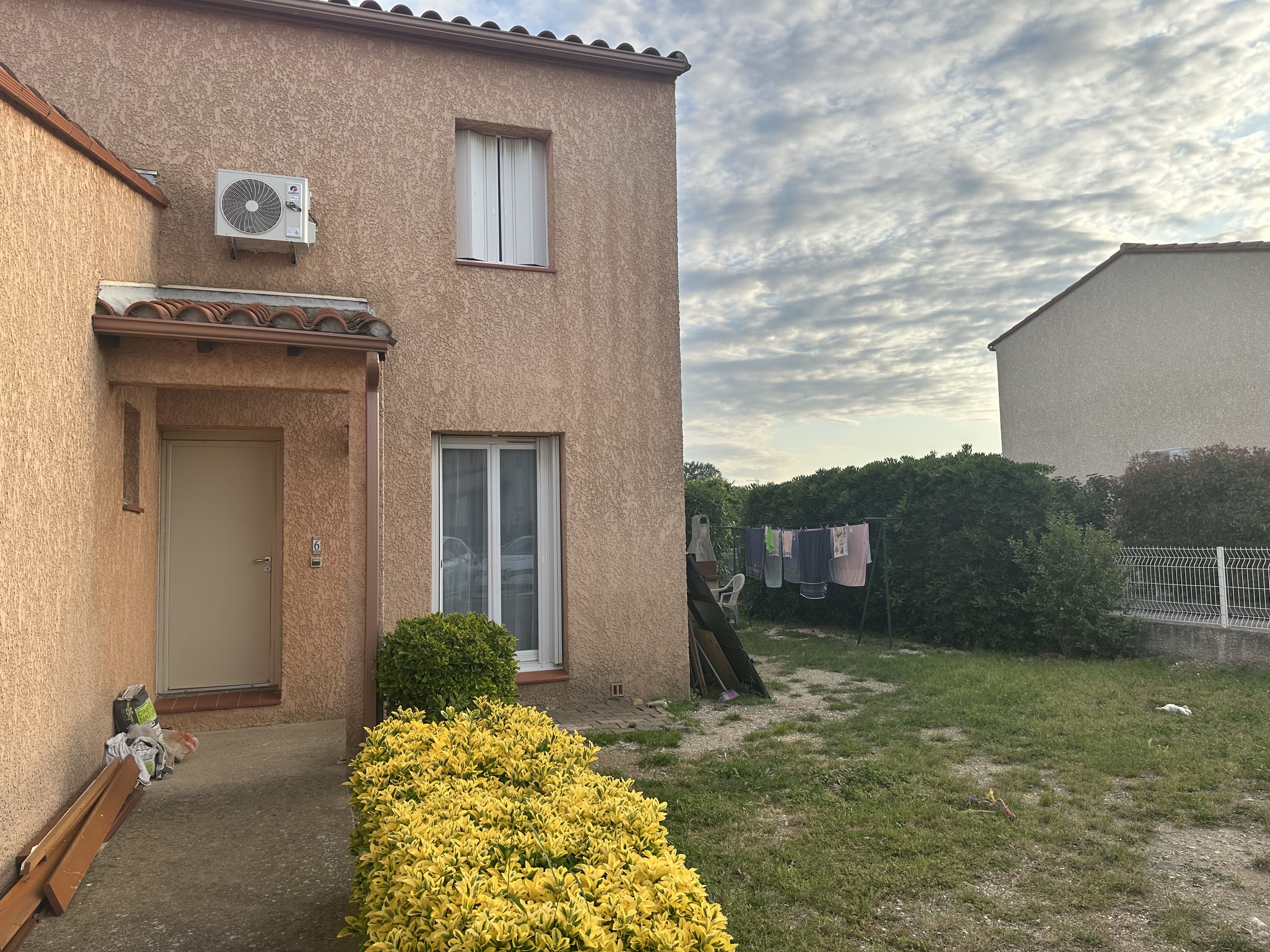 Élégante villa contemporaine de 4 pièces comprenant 3 chambres, idéalement située à Rivesaltes